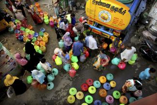 Zu wenig Wasser: Frauen füllen Behälter mit der Lieferung eines Tanklastwagens.