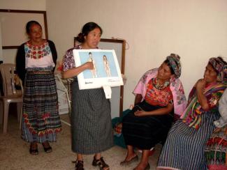 Fortbildungskurs für traditionelle Geburtshelferinnen in Guatemala.