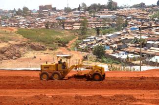 Straßenbau, wie hier in Kenia, gehört zu den Infrastrukturmaßnahmen, bei denen der CO2-Preis eine Rolle zu spielen hat.