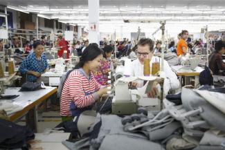 Gerd Müller zu Besuch in einer kambodschanischen Textilfabrik.