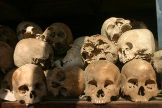 Totenschädel auf dem Killing Field Choeung Ek nahe Phnom Penh, das heute eine Gedenkstätte ist.