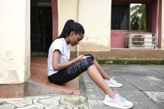 Nicht nur Jugend­liche nutzen Smartphones für die Kommunikation in Nigeria.