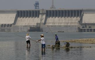 Fischer am Danjiangkou-Damm, einem Teil der Route des chinesischen Wassertransferprojektes.