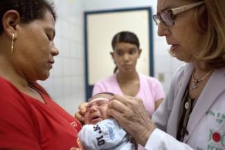 Brasilianisches Baby mit Mikrozephalie.