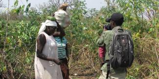 Ochan Hannington (r.) at work: He does not have his equiment any more because security agents took it away.