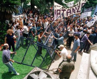 Zuspitzung der Wirtschaftskrise: Argentinier stürmen im Dezember 2001 Barrieren vor dem Justizministerium in Buenos Aires.