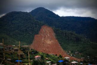 Nach drei Tage andauernden heftigen Regenfällen brach im August 2017 ein Hang im Westen Freetowns zusammen und löste einen zerstörerischen Erdrutsch aus.