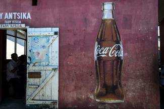 Coca-Cola hat ver­sprochen, die freiwilligen UN-Leitlinien zu be­folgen: Werbung an einer Restaurantwand in Madagaskar.