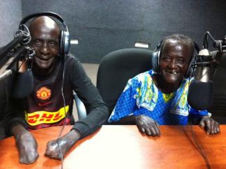 Zwei Lepra-Kranke nehmen an einem Radioprogramm teil.