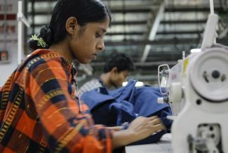 Die Textilfabrik Beximco in Dhaka produziert Jeans für den Export für westliche Textildiscounter.