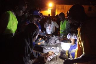 In der Wahlnacht kommt es auf Vertrauen an: Stimmauszählung in Accra im Dezember 2016.