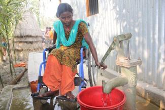 Diese Wasserpumpe in Bangladesch können auch Rollstuhlhfahrer erreichen.