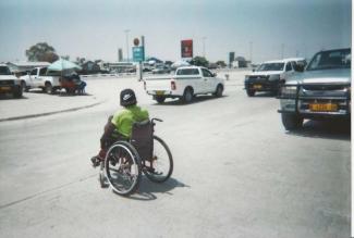 Menschen mit Behinderung haben es schwer im afrikanischen Alltag: Rollstuhlfahrer in Ongwediva, Namibia.