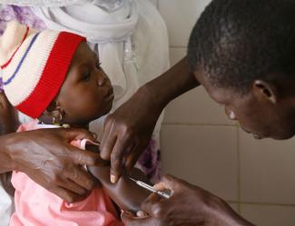 Impfungen sind der Schlüssel zur weltweiten Bekämpfung gefährlicher Infektionskrankheiten wie Covid-19.  