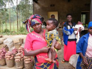 Afrikanische Frauen arbeiten in der Landwirtschaft und versorgen die Familie.