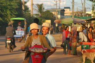 Kambodschas Regierung befürchtet, TPP werde die südostasiatischen Länder spalten. Textilarbeiterinnen in Phnom Penh auf dem Weg zur Arbeit.
