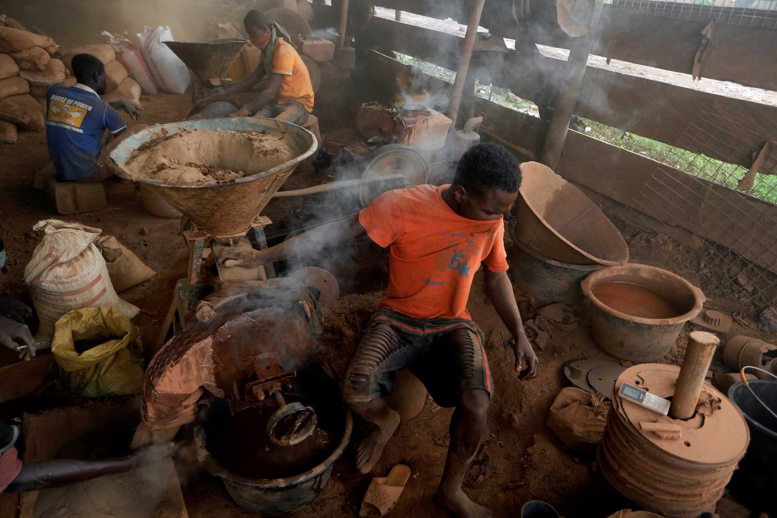 picture-alliance/REUTERS/ZOHRA BENSEMRA Informal labourers like these gold prospectors do not appear in Ghana’s unemployment statistics.