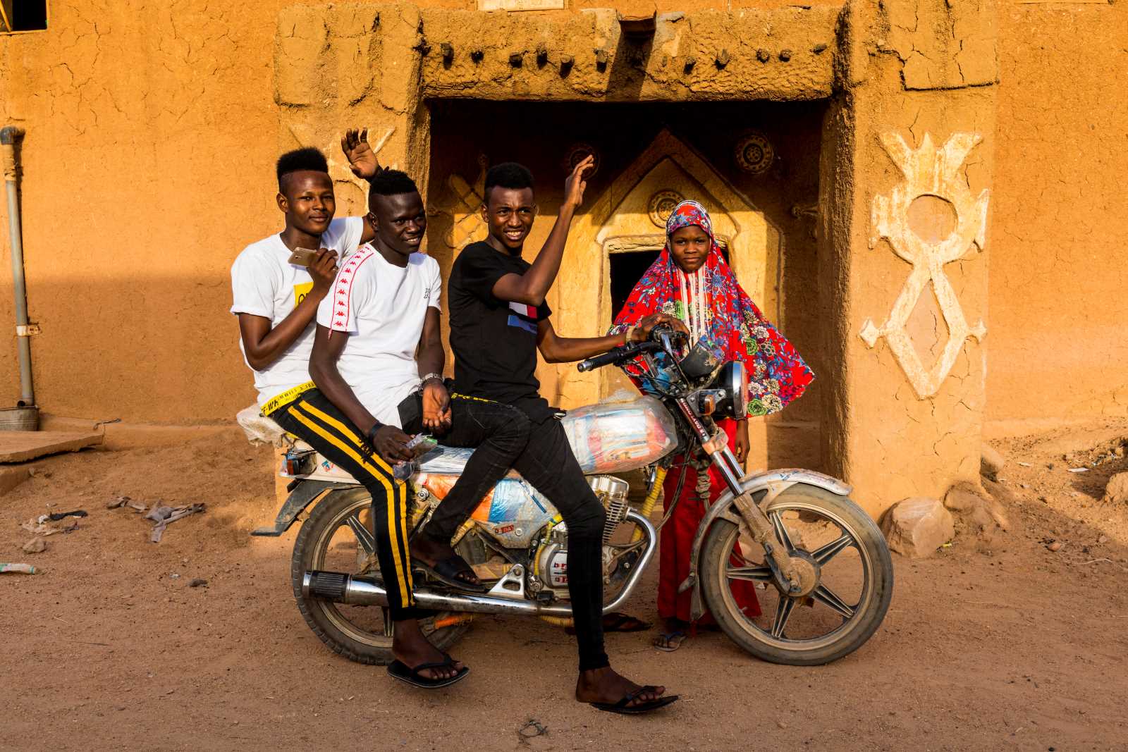 picture-alliance/imageBROKER/Michael Runkel Young people in Niger. The country has one of the youngest populations in the world.
