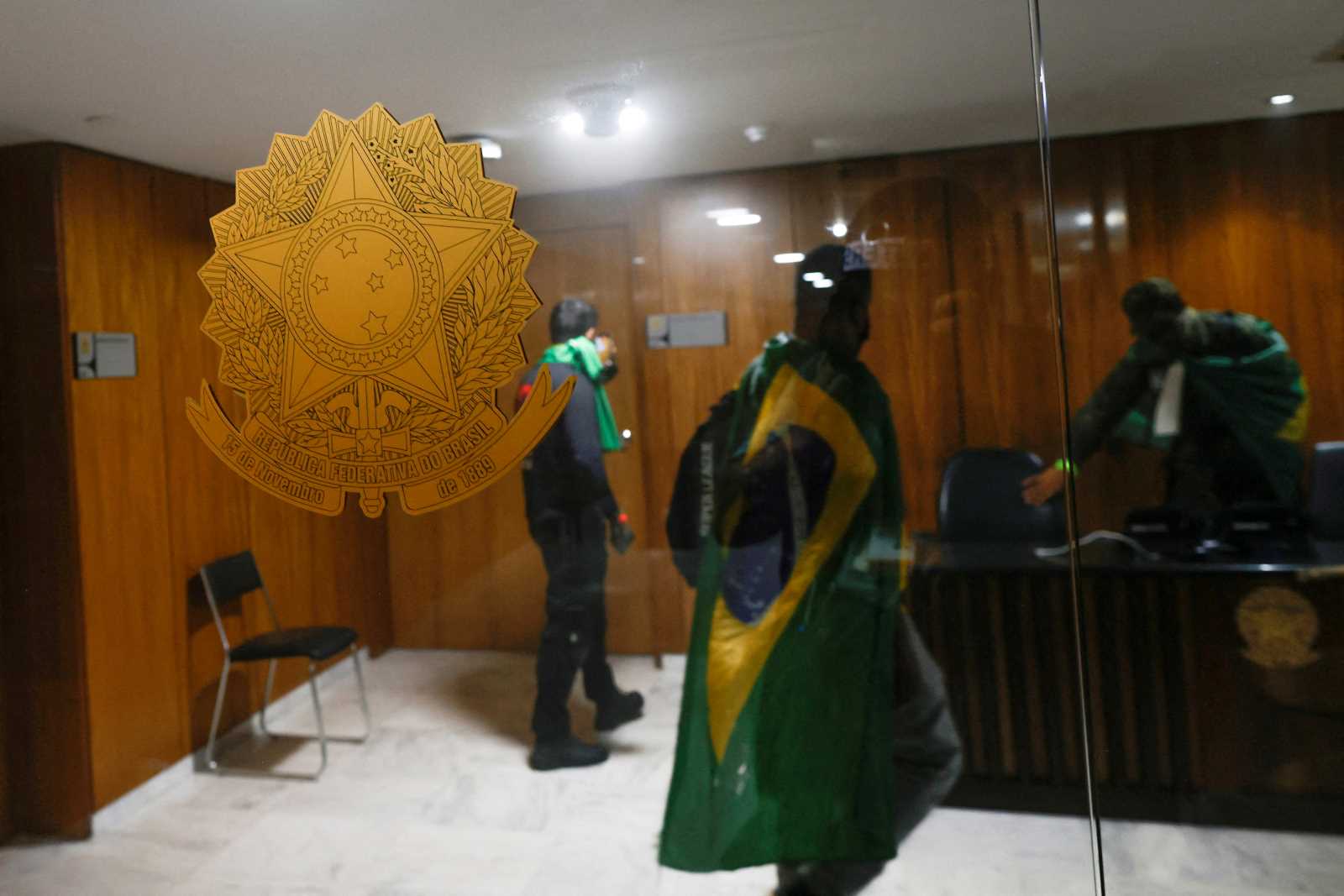 picture-alliance/REUTERS/Adriano Machado Vandals in the Presidential Palace.