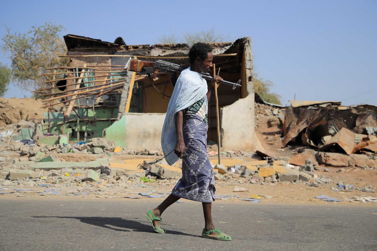 picture-alliance/REUTERS/Tiksa Negeri Now it is time to go home – a fighter in the Afar region in early 2022.