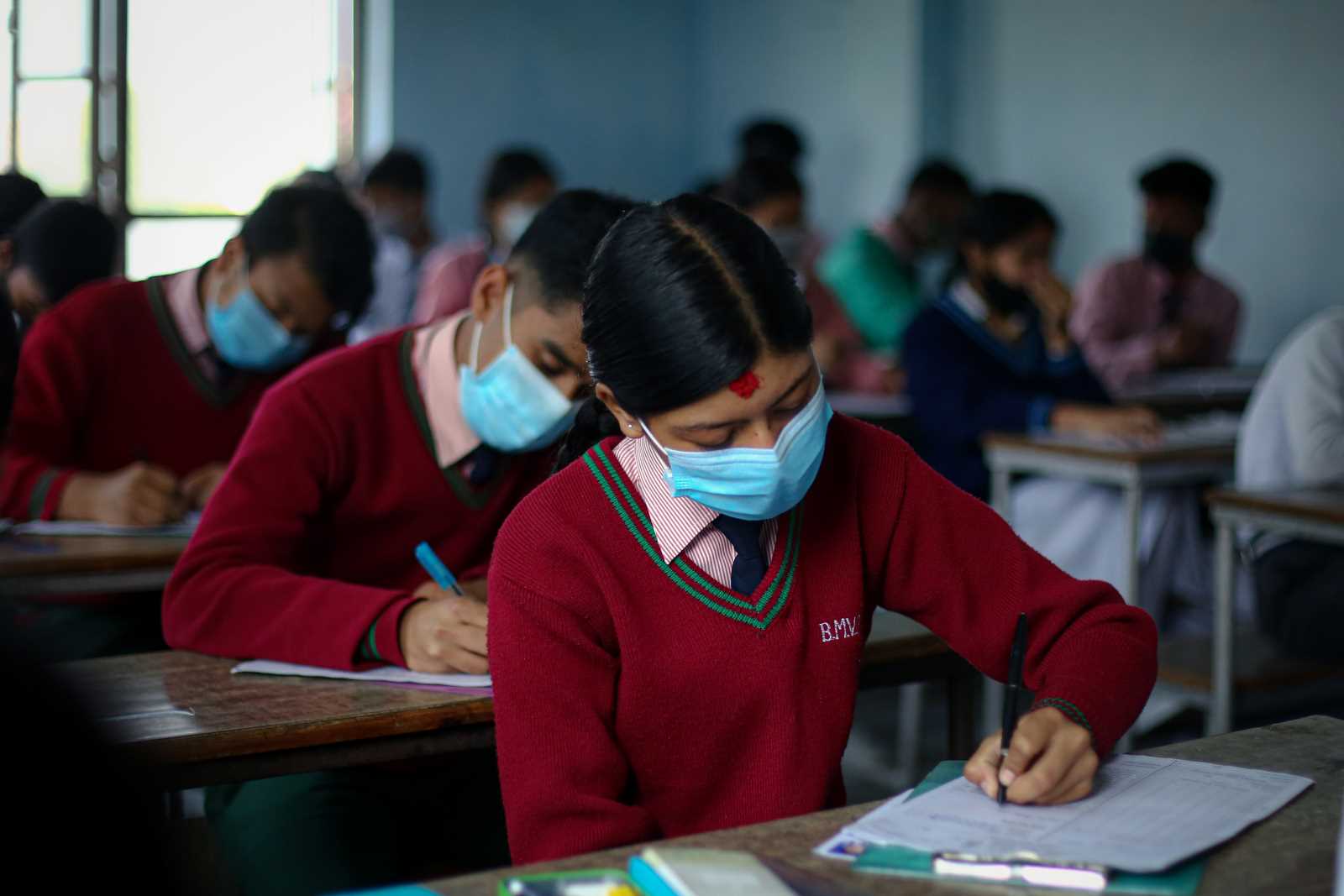 picture alliance / ZUMAPRESS.com / Amit Machamasi Final exams in Nepal.