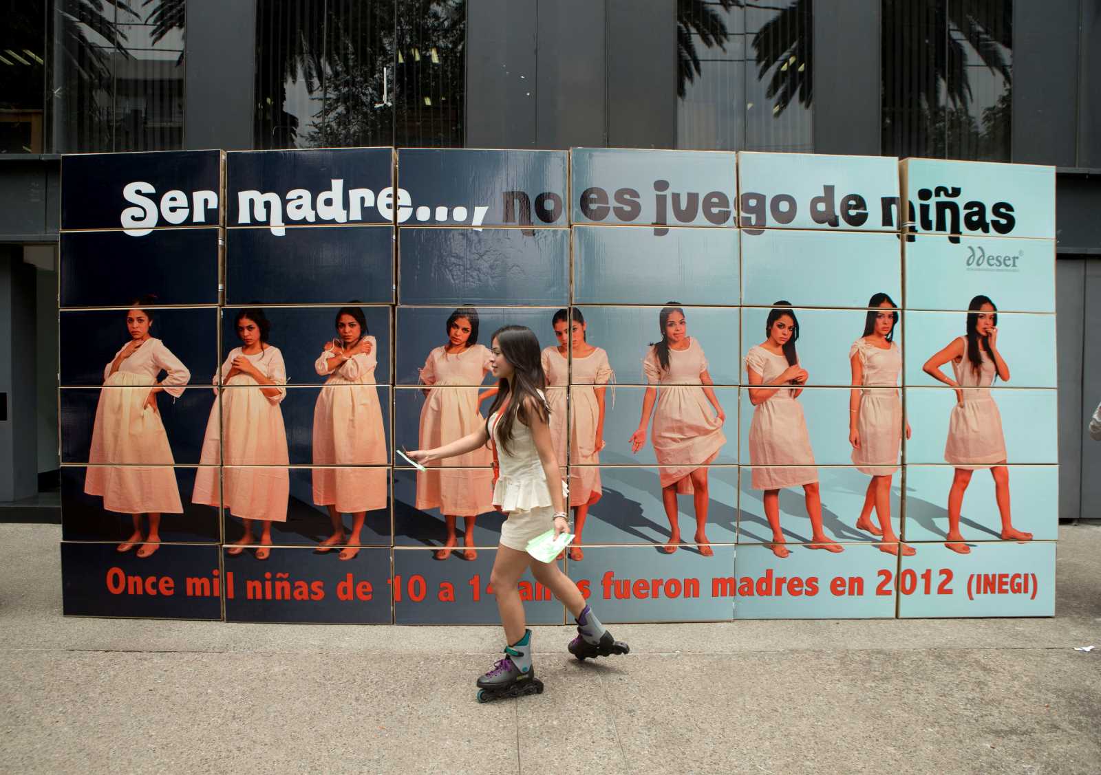 picture-alliance/AP/Rebecca Blackwell „Mutter sein ist kein Kinderspiel“ – Mexikanisches Plakat 2014.