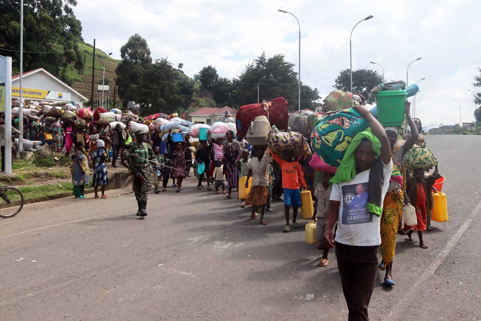 picture-alliance/AA/Nicholas Kajoba Refugees from the Democratic Republic of the Congo pass through the Bunagana border area of Uganda in October 2022.