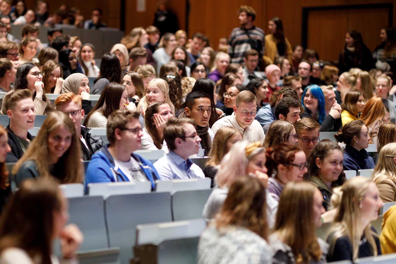 picture alliance / Geisler-Fotopress / Christoph Hardt Für viele junge Menschen der Gen-Z geht es beim Studieren nicht mehr nur um Karriere.