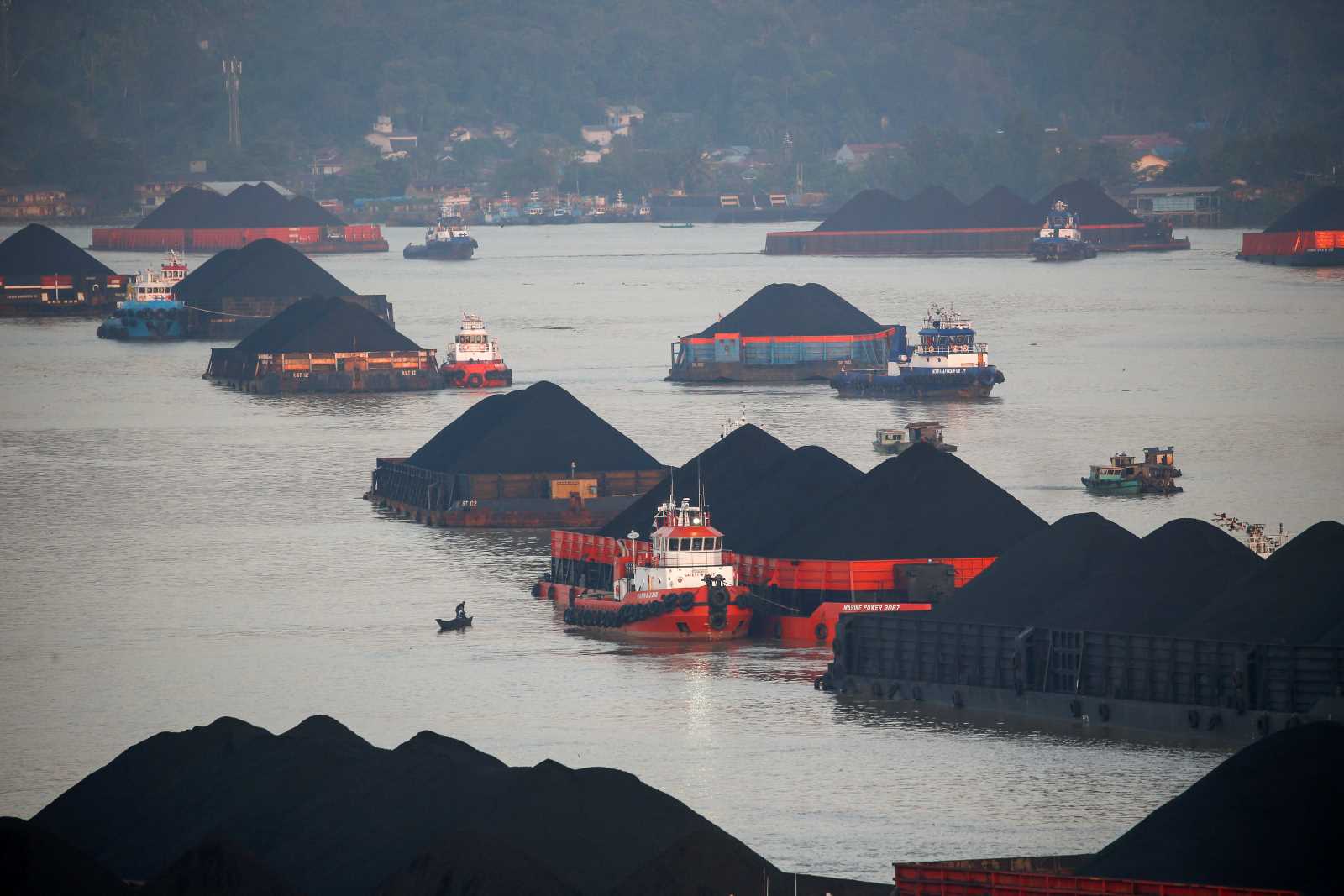 picture-alliance/REUTERS/Willy Kurniawan Coal barges in Indonesia, 2019.