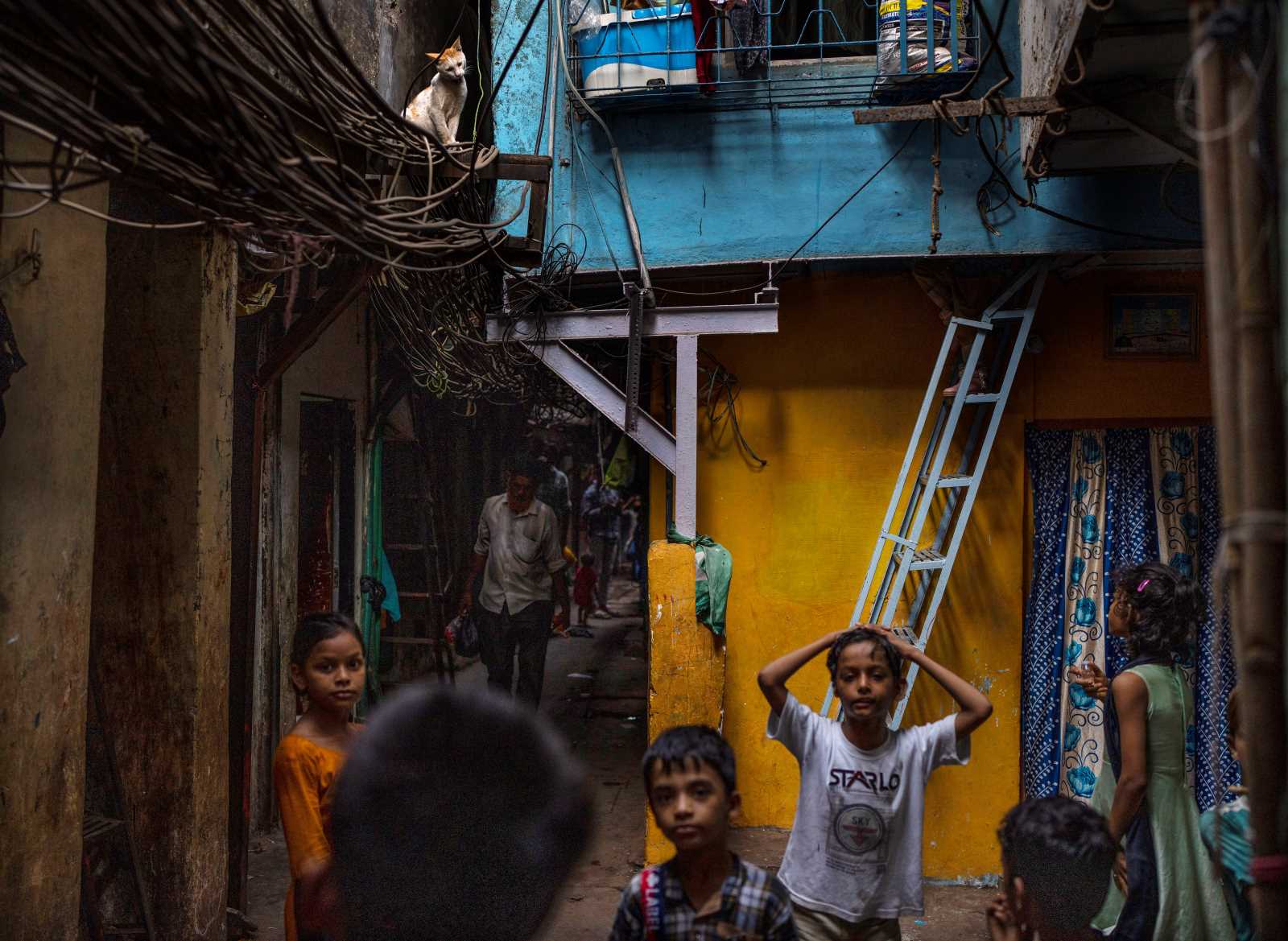 Slumgasse in Mumbai: Arme Kinder wurden in der Pandemie weitgehend vernachlässigt.