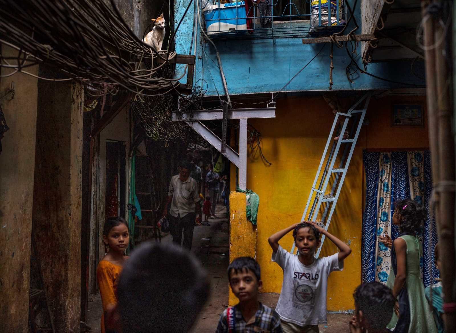 picture-alliance/ASSOCIATED PRESS/Rafiq Maqbool Slumgasse in Mumbai: Arme Kinder wurden in der Pandemie weitgehend vernachlässigt.