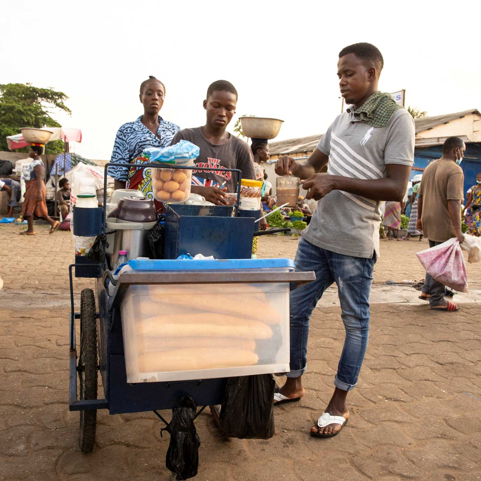 picture-alliance/photothek/Ute Grabowsky Street vendor in Lomé: Togo temporarily offered informal workers social protection.