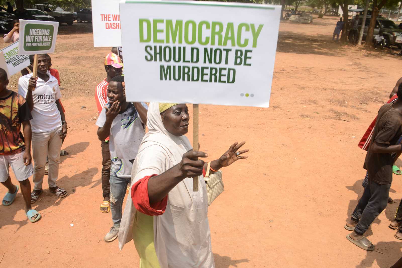 picture alliance / NurPhoto / Olukayode Jaiyeola Peaceful protests show that many Nigerians find official election results unconvincing.