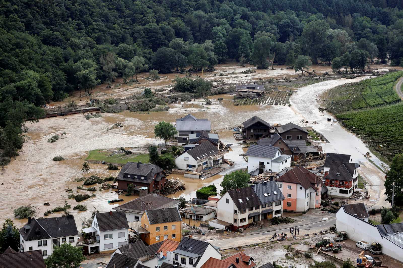 picture-alliance/Geisler-Fotopress/Christoph Hardt Im Sommer 2021 trat die Ahr vielerorts über die Ufer und riss ganze Ortschaften mit sich. Mehr als 130 Menschen starben.