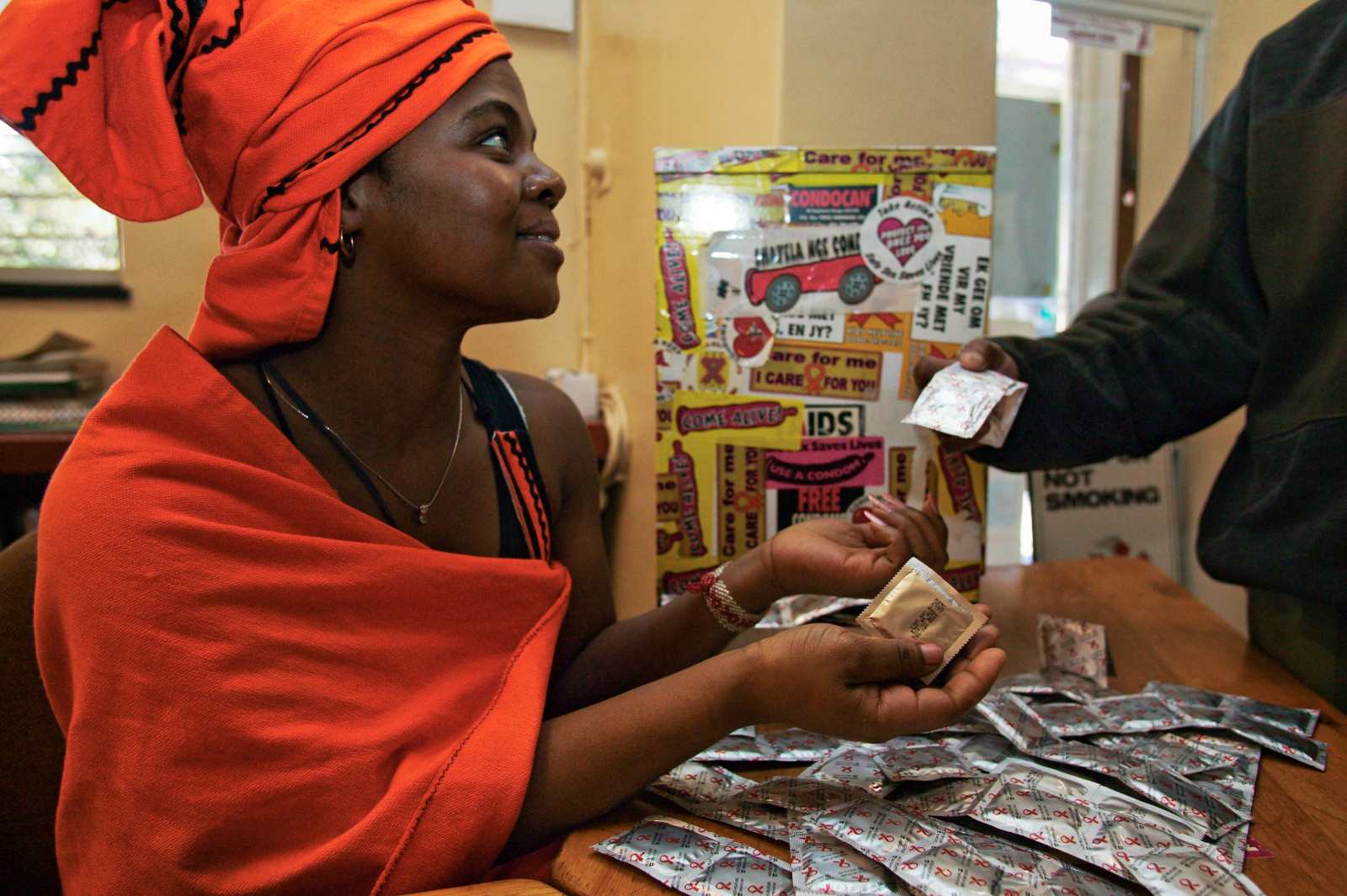 Verteilung von kostenlosen Kondomen in Südafrika.