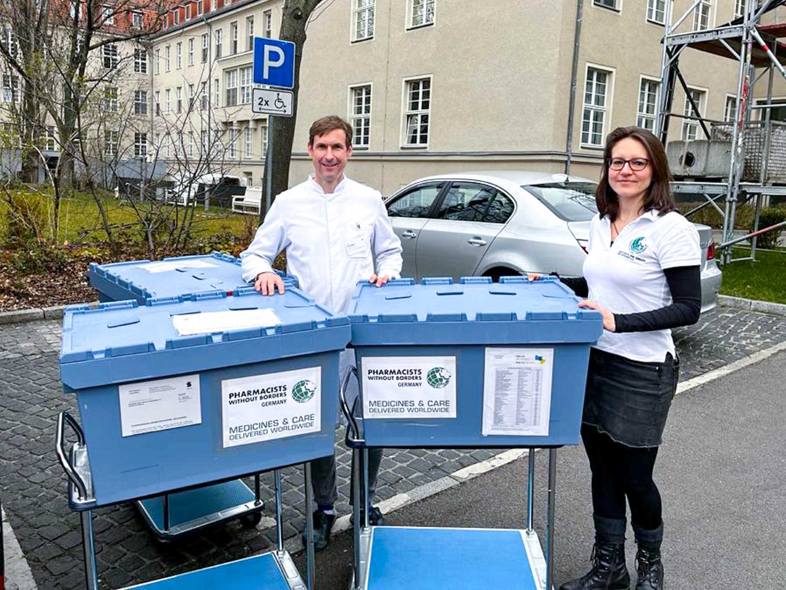 Übergabe von Trauma-Notfall-Kits an das Ukraine-Koordinationsteam von AoG.