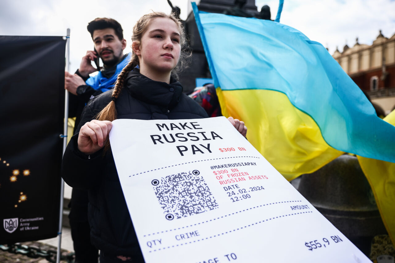 Russland soll für die Kosten des Ukrainekriegs zahlen. Banner anlässlich einer Solidaritätskundgebung mit der Ukraine im Februar in Krakau, Polen.