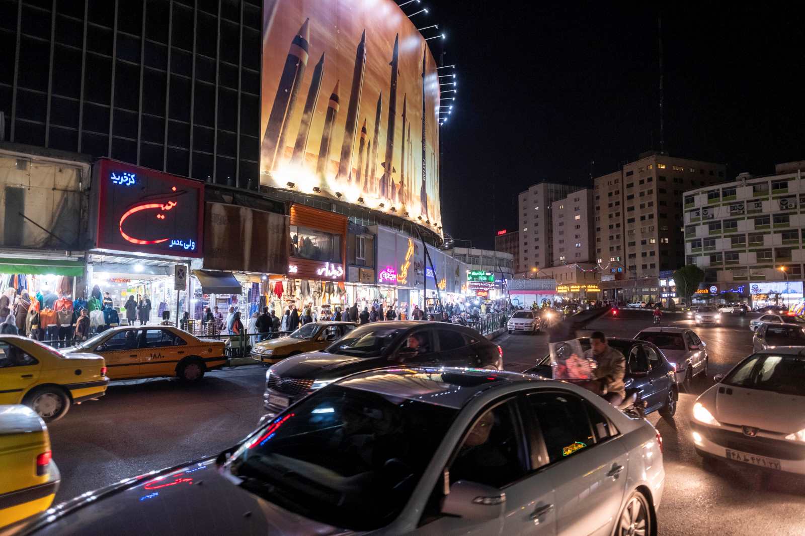 Militaristische Propaganda eines totalitären Staates in Teheran.