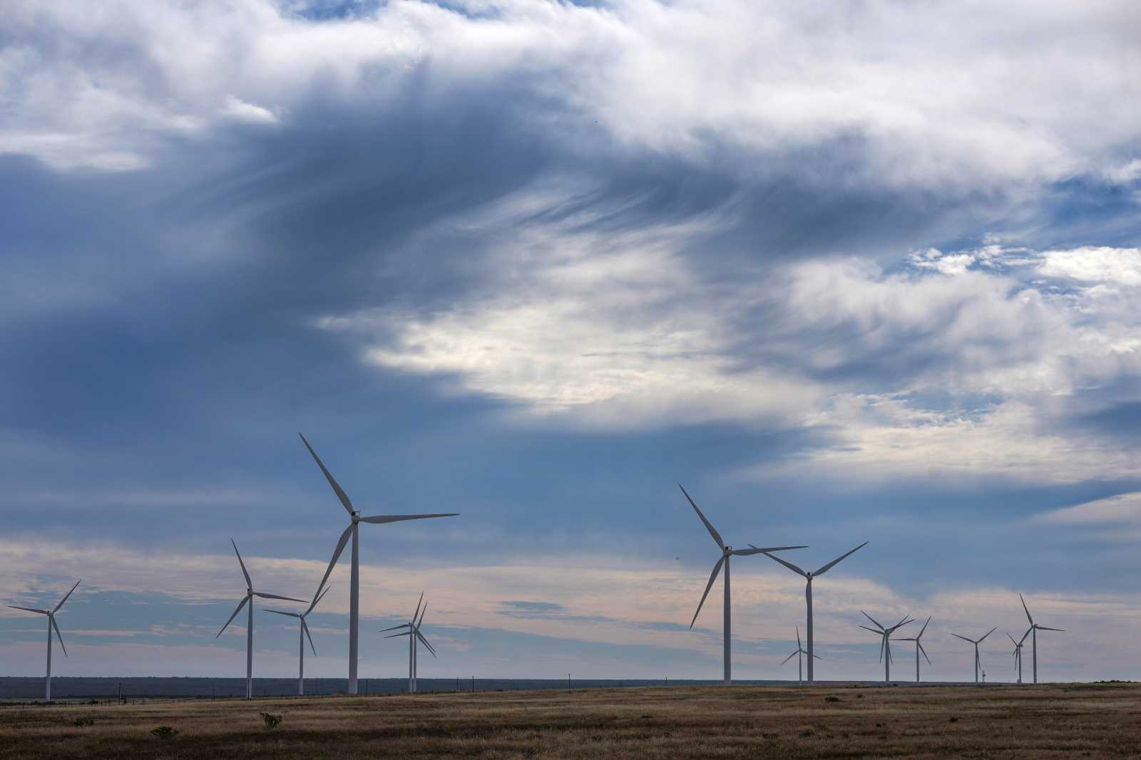 Under what conditions will the EU finance investments in Africa, for example in renewable energies? Wind turbines near Cape Town.