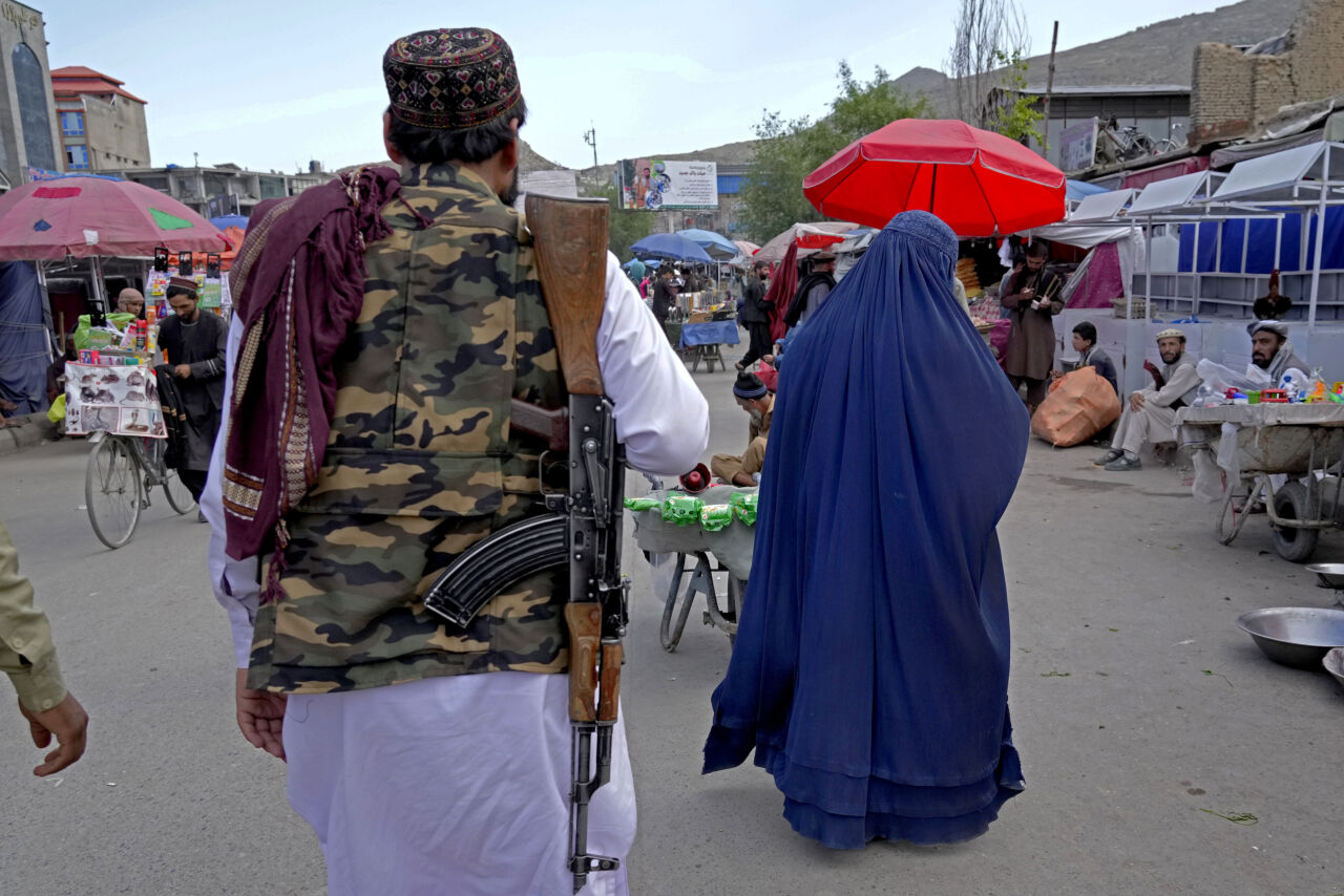 Das islamistische Regime zwingt Frauen, eine repressive Kleiderordnung einzuhalten, auch in Kabul. 
