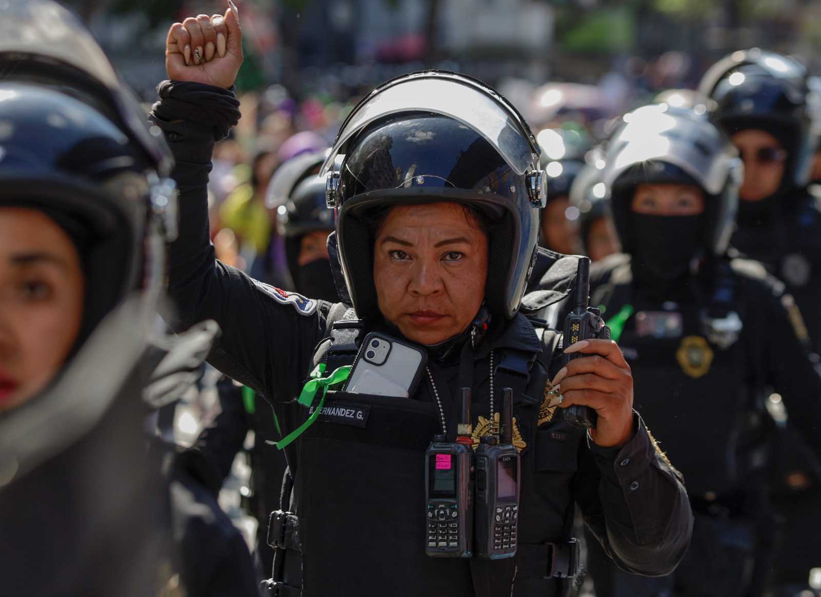 Die Grüne Welle ist über Lateinamerika geschwappt: Eine Polizistin leitet demonstrierende Mitglieder feministischer Kollektive in den Straßen von Mexiko-Stadt im Jahr 2023. Sie trägt aus Solidarität ein grünes Band. 
