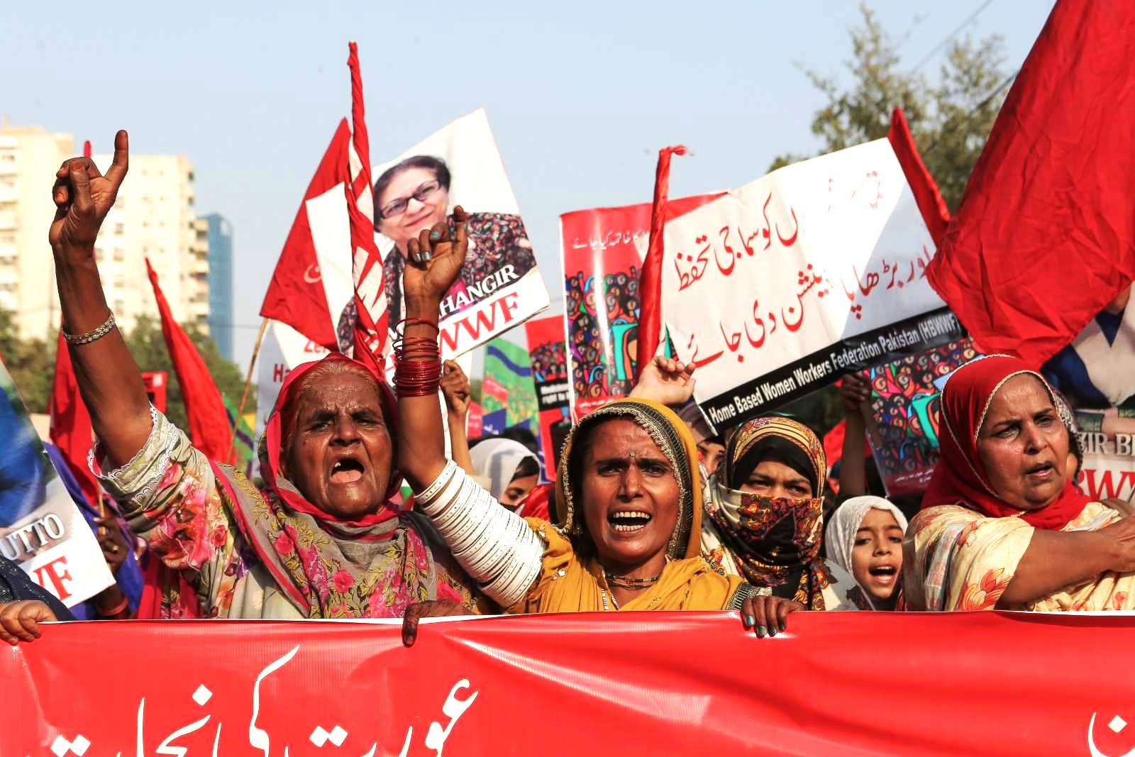 Auch bei den Aurat-Märschen (Frauenmärschen) am Internationalen Frauentag werden Scheidungen immer wieder thematisiert.