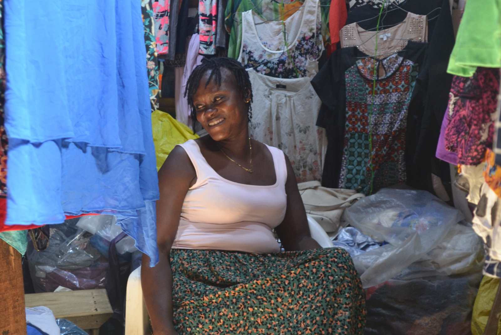 Janet Kyerewaa an ihrem Stand in Kantamanto im Sommer 2024. 