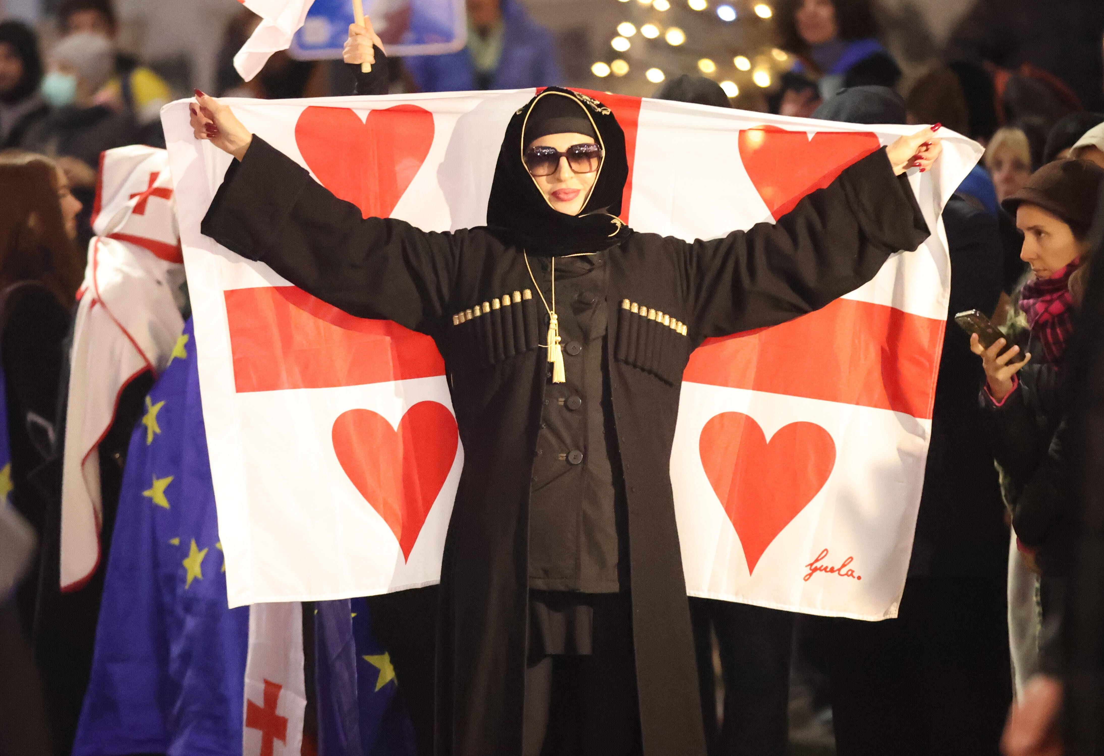 Mit Liebe zu fairen Wahlen und zur Mitgliedschaft in der Europäischen Union: Protest gegen die Entscheidung von Premierminister Irakli Kobakhidze, die Verhandlungen über den EU-Beitritt des  Landes auszusetzen, im Dezember 2024 in Tiflis, Georgien.