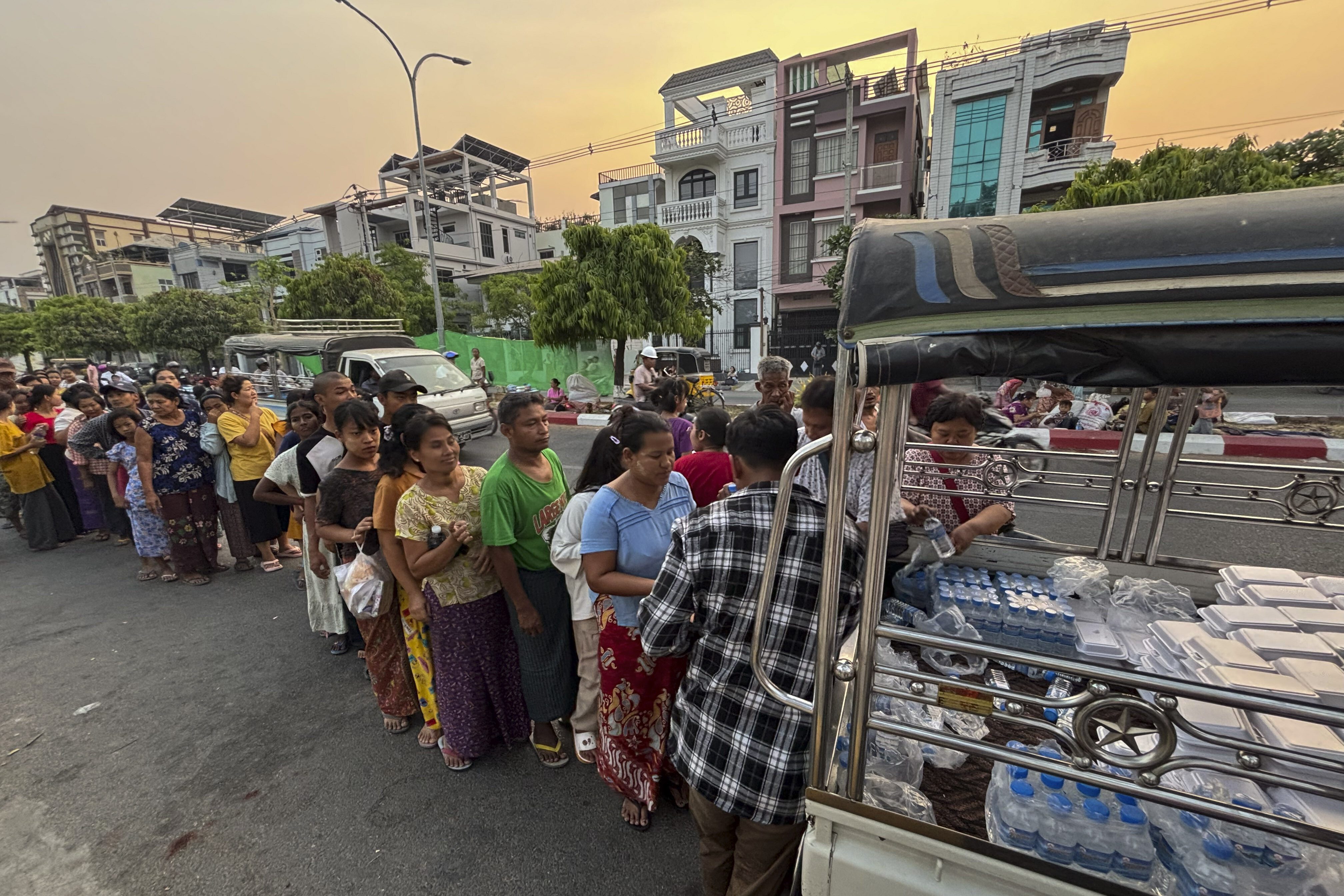 Ausgabe von Lebensmitteln für Opfer des Erdbebens Anfang April in Mandalay, Myanmar.