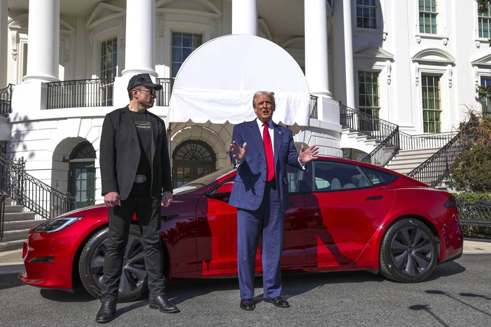 Donald Trump and Elon Musk in front of the White House in March – a textbook example of the merging of power and wealth.