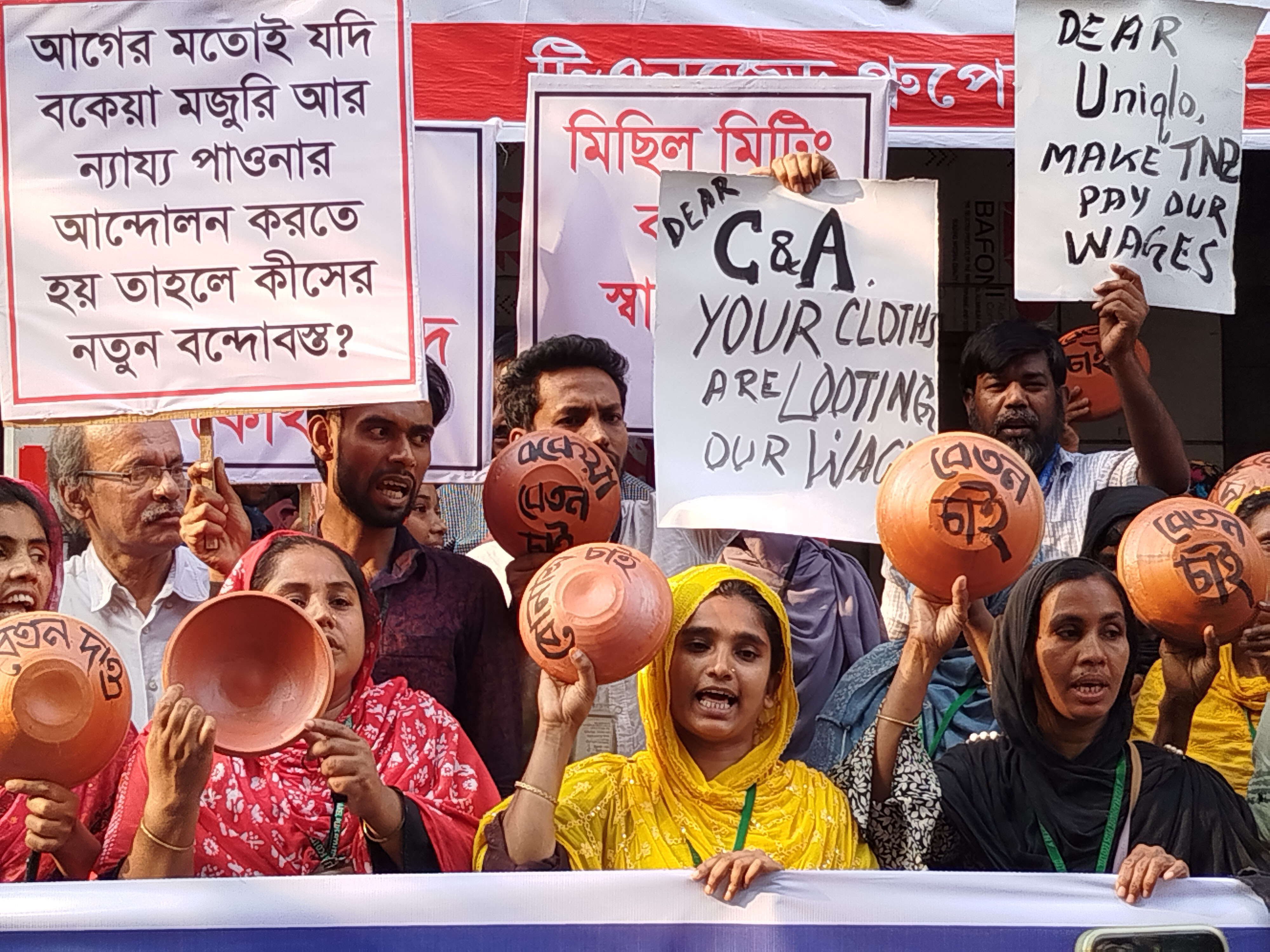 Textilarbeiter*innen protestieren in Dhaka und fordern die Auszahlung ihrer Löhne vor den Eid-Feiertagen. 