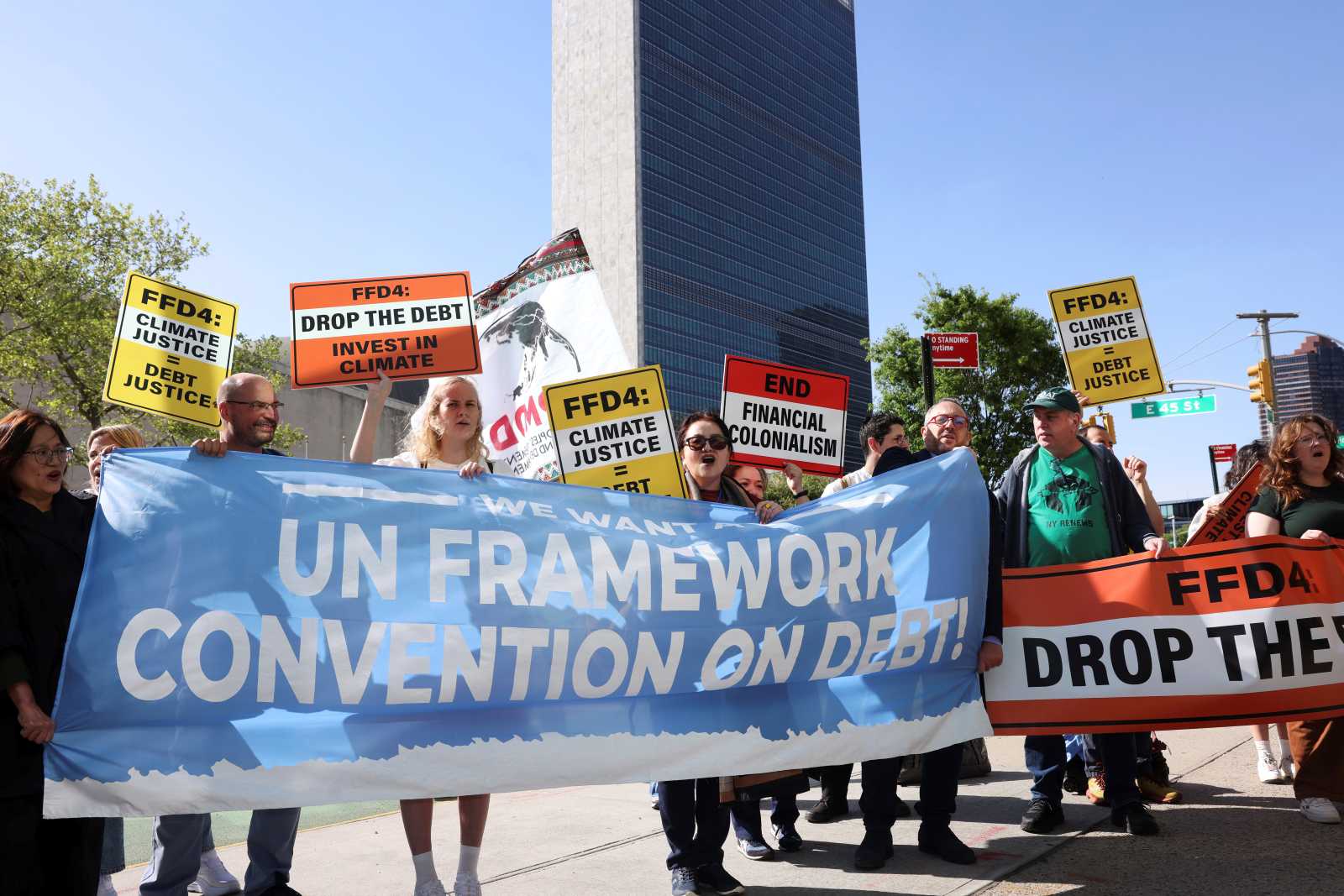 Klima- und Schuldenaktivist*innen fordern die vollständige Streichung der Schulden des Globalen Südens und einen von den UN geleiteten Rahmen für Verschuldung und Klimaschutz.