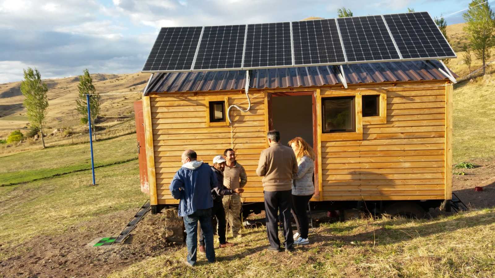 This mobile hut with a solar roof is part of a campsite – a community idea from an FPA project in Armenia.