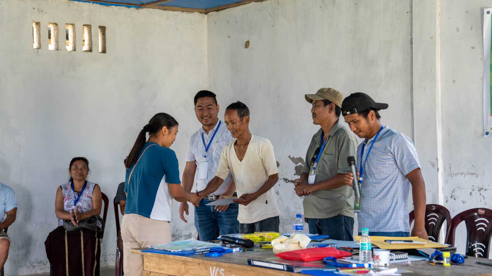 Eine Frau, die ihre Idee im Rahmen eines FPA-Prozesses vorgestellt hat, erhält eine Auszeichnung im Dorf Songlhuh in Nagaland, Indien.